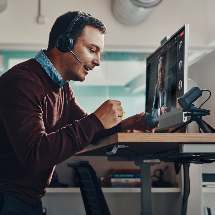 HP Poly Micro-casque Poly Voyager Focus 2 USB-C-C + adaptateur USB-C/A + base de chargement — vue 3