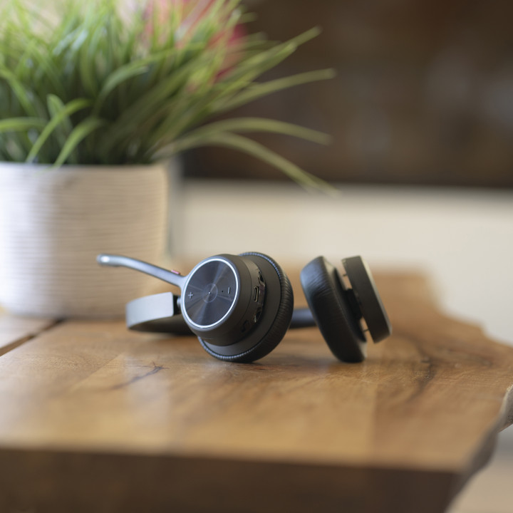 HP Poly Micro-casque Poly Voyager 4320 USB-C + dongle BT700 + base de chargement — vue 1