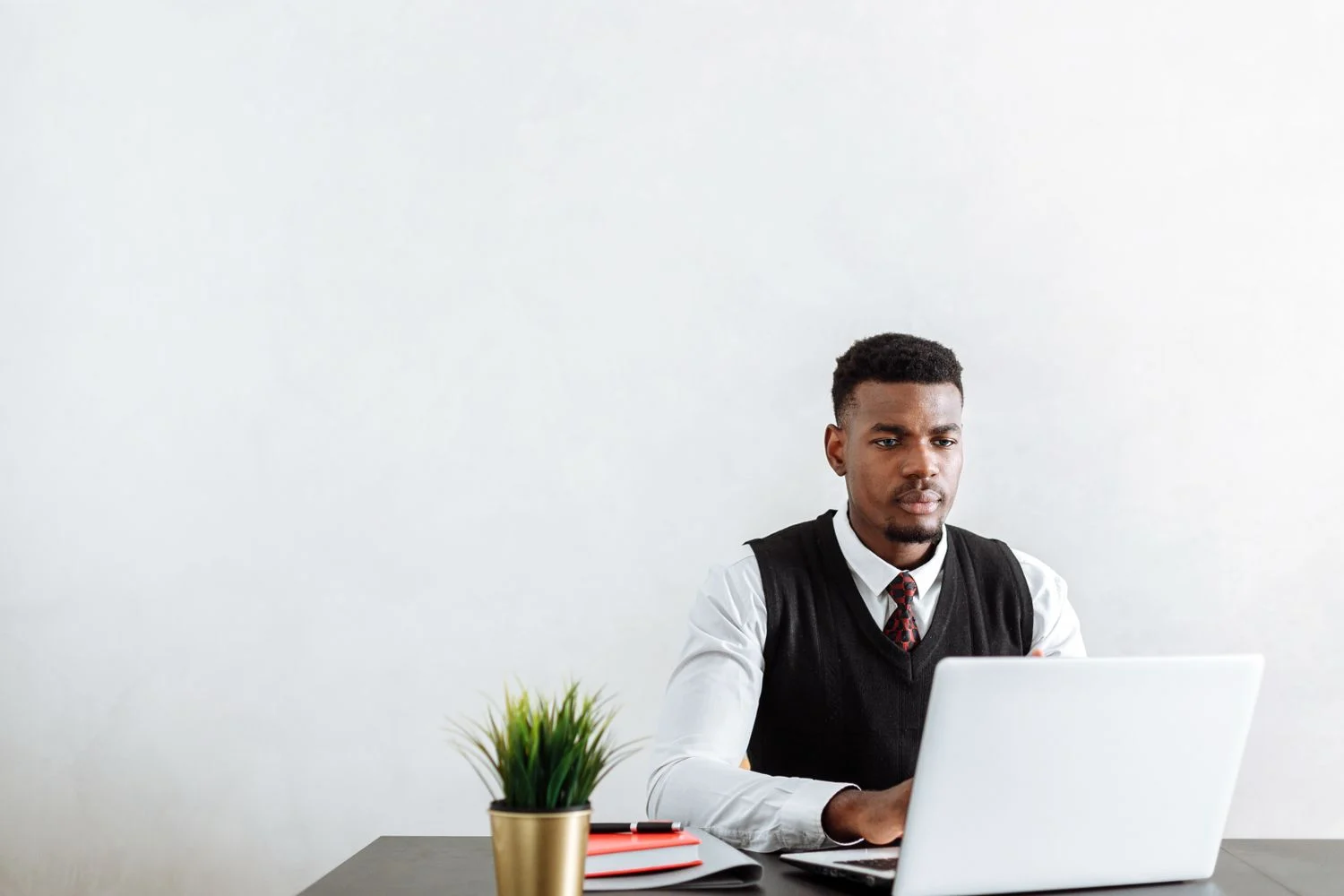 Un collaborateur utilise son ordinateur portable dans un bureau