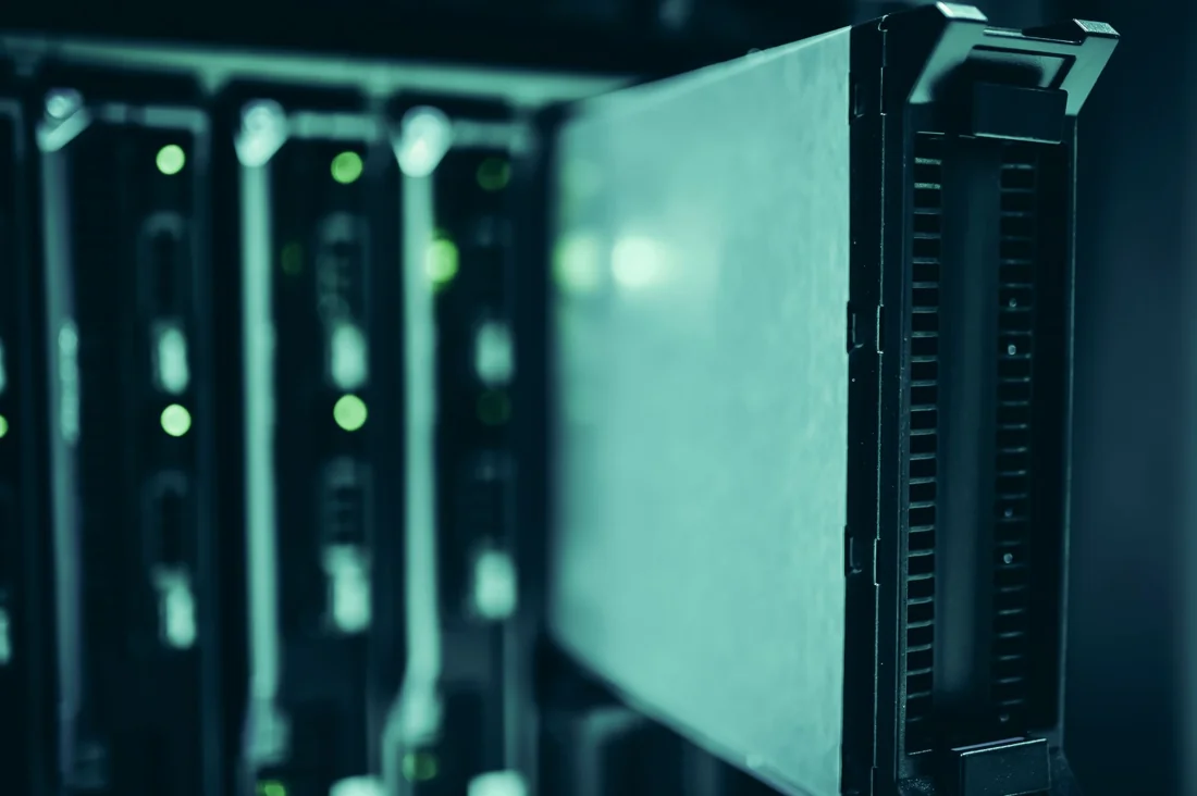 Vue rapprochée de racks et de leurs équipements actifs