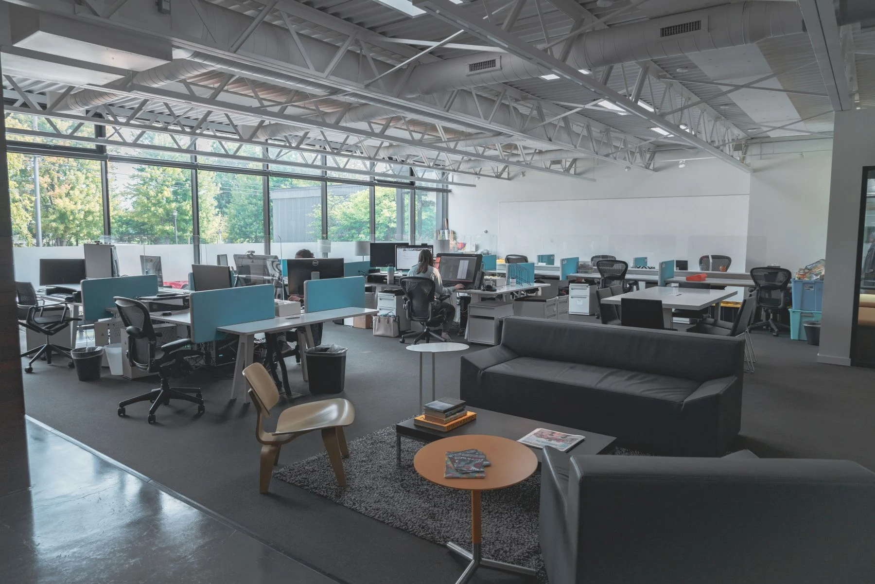 Un bureau d’entreprise lumineux avec des postes informatiques équipés