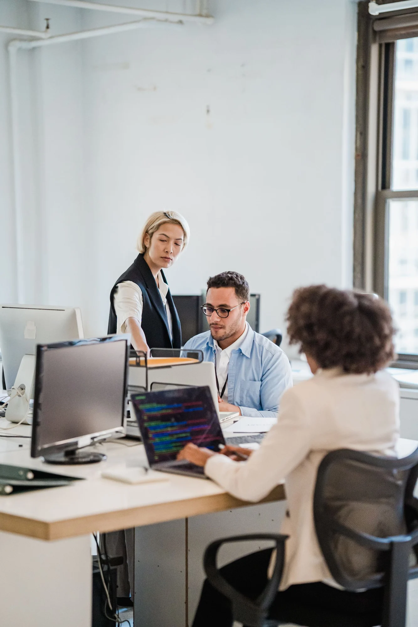 Des collaborateurs accompagnés à leurs postes de travail dans un bureau lumineux