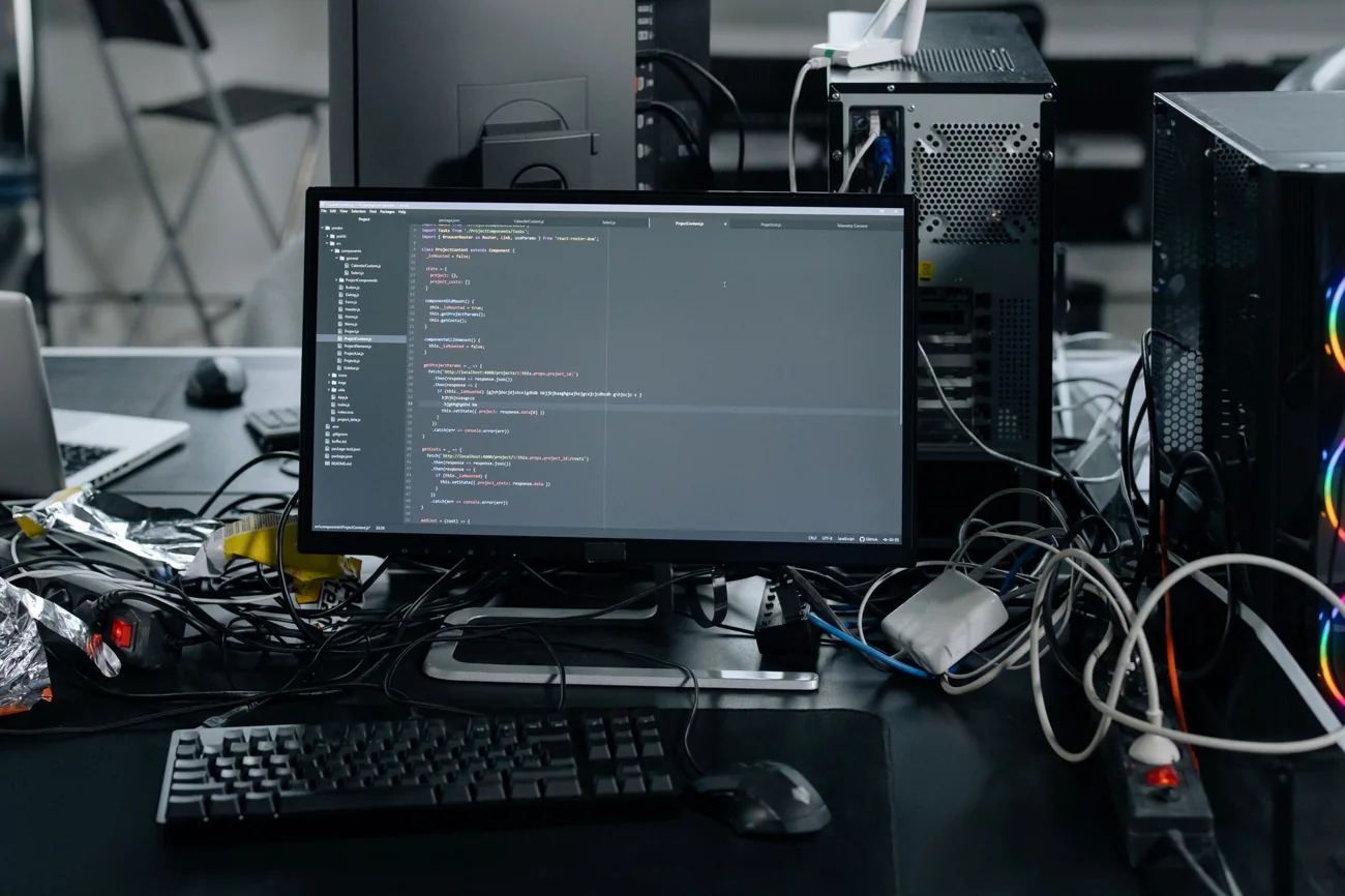 Un poste de développement avec écran, clavier et équipements informatiques