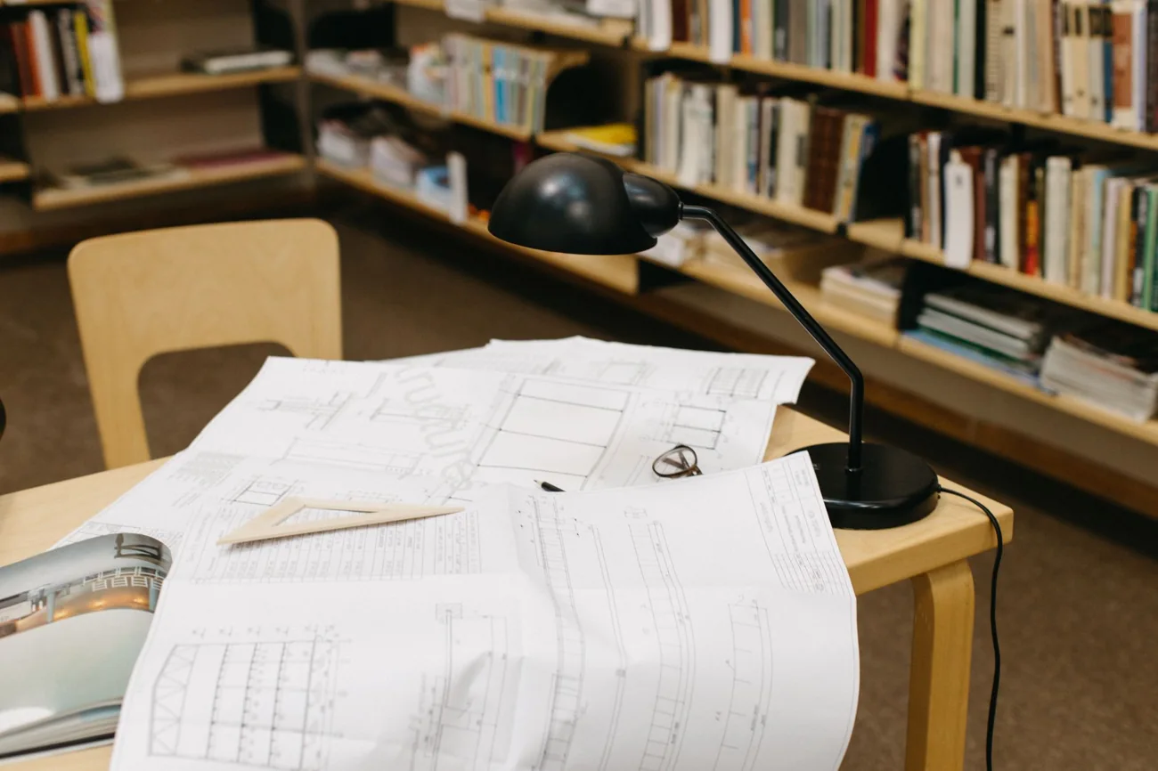 Des plans et documents techniques ouverts sur une table de travail