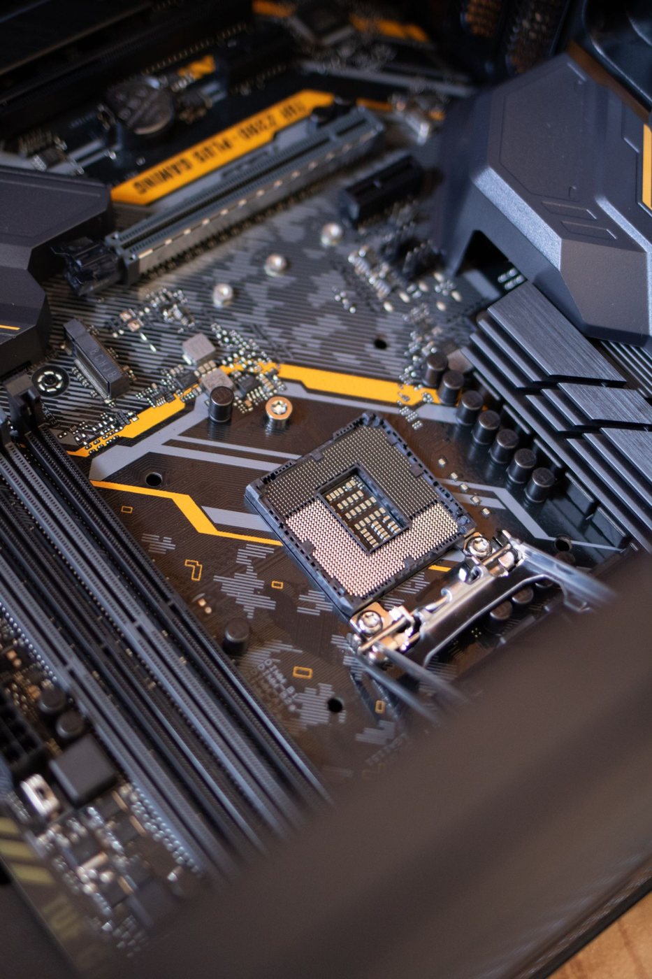 Composants et circuits d’une carte mère informatique