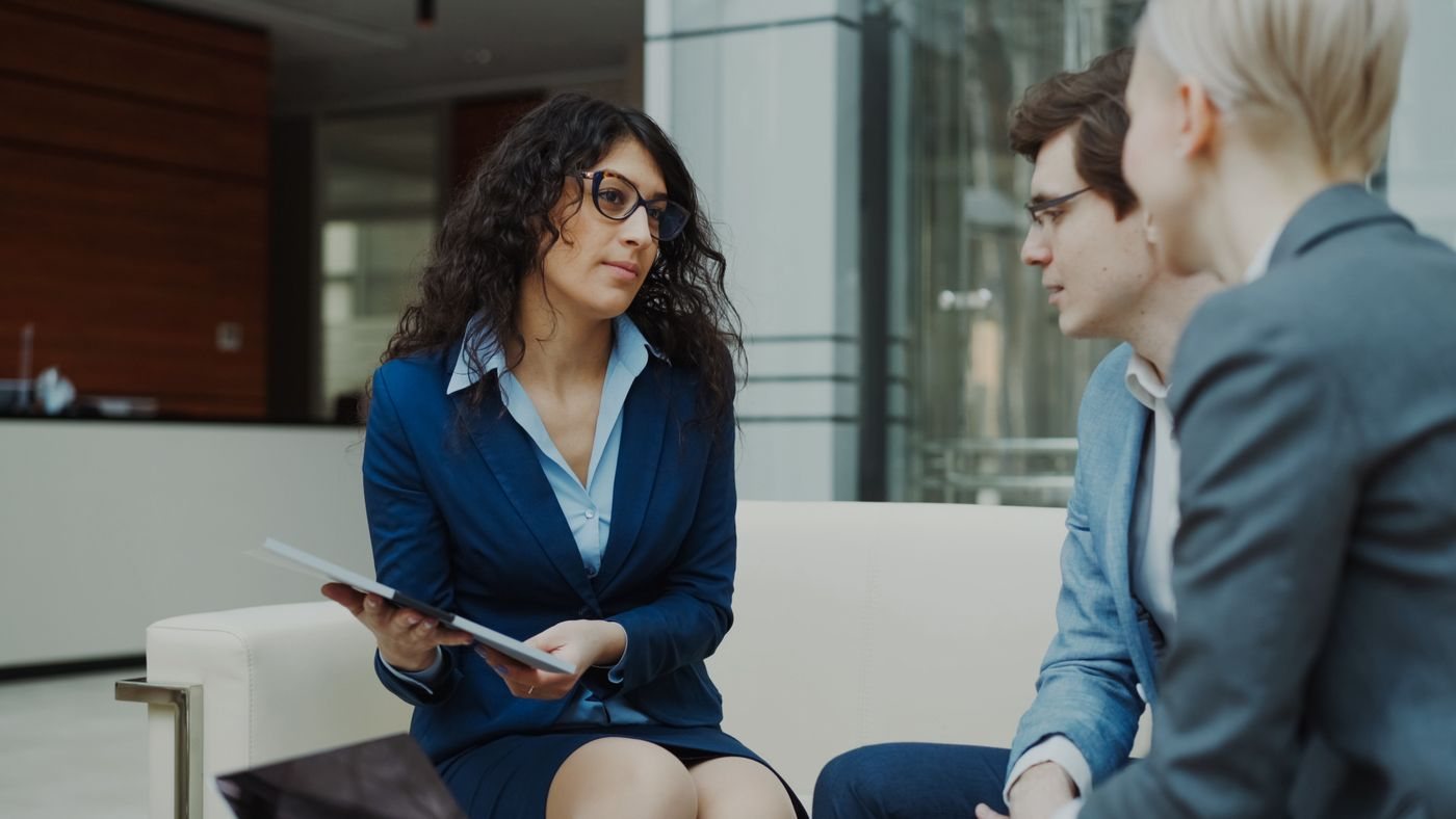 Des professionnels échangent autour d’un projet dans un bureau