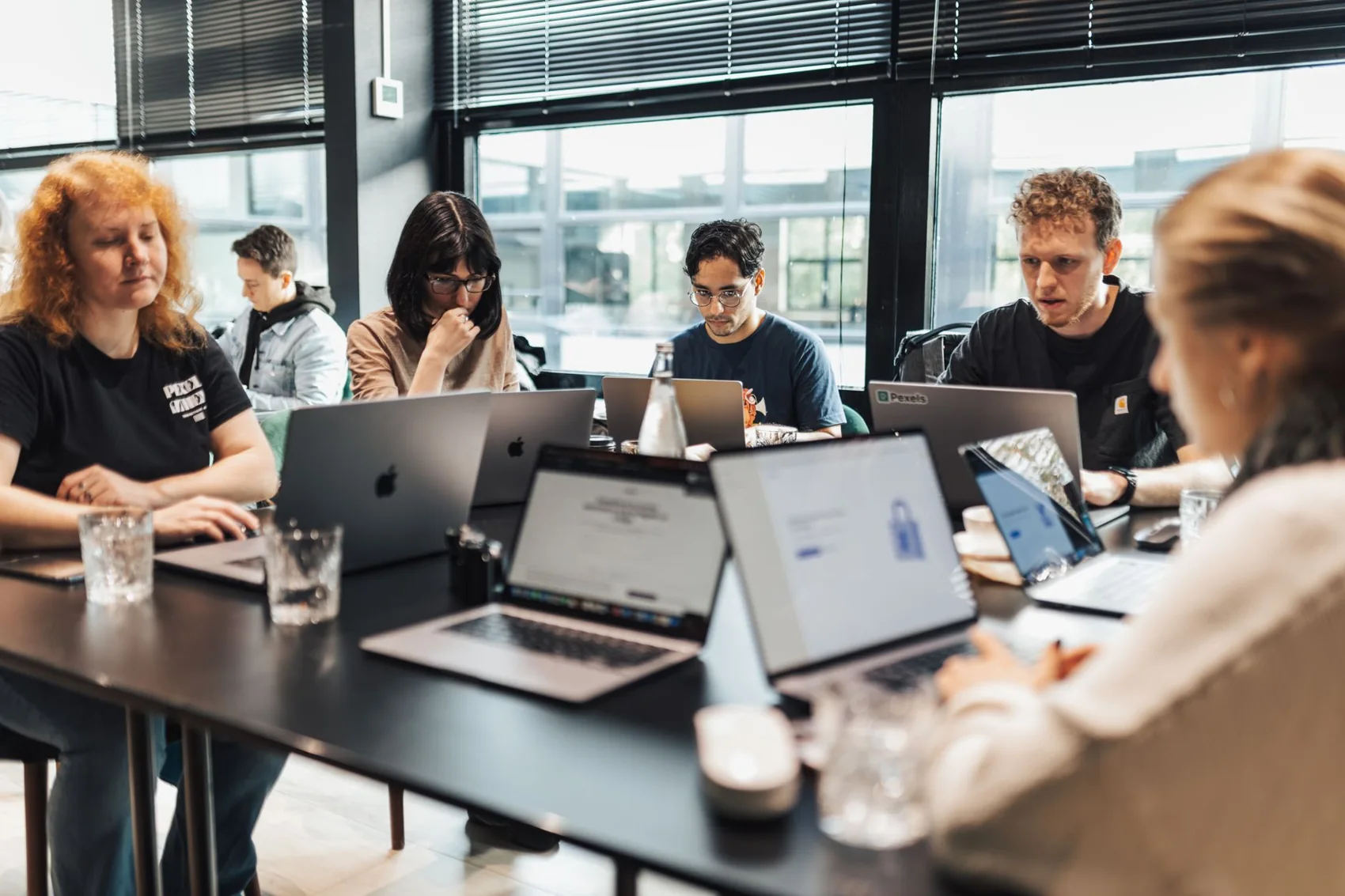 Des participants échangent autour d’ordinateurs portables pendant un atelier