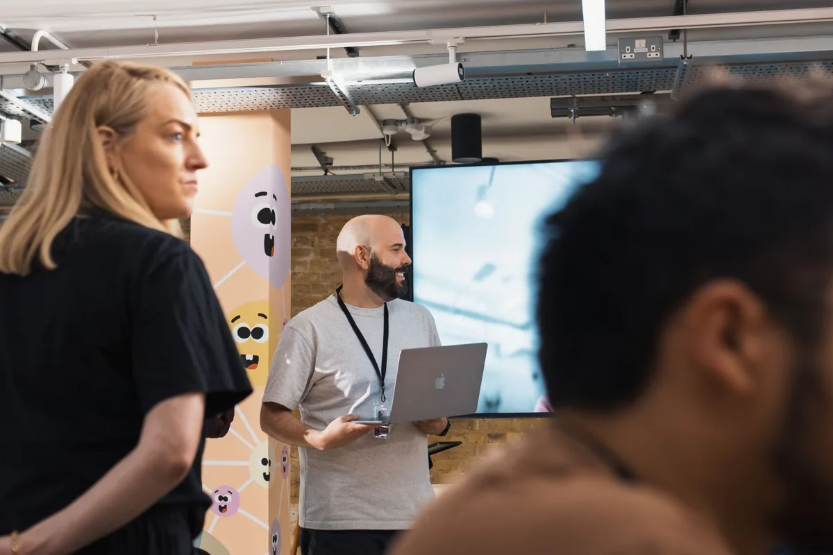 Une intervenante et des participants pendant une présentation en atelier